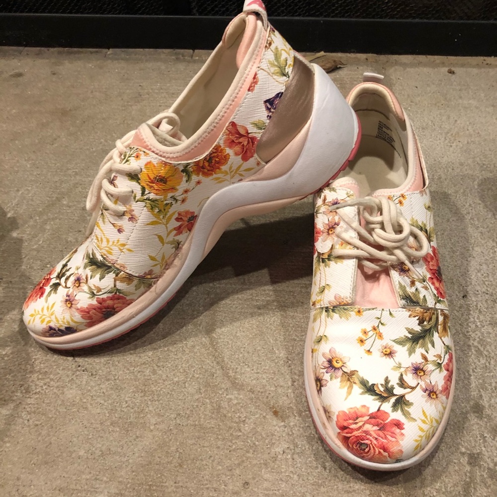 Anne Klein size 9 tennis shoes